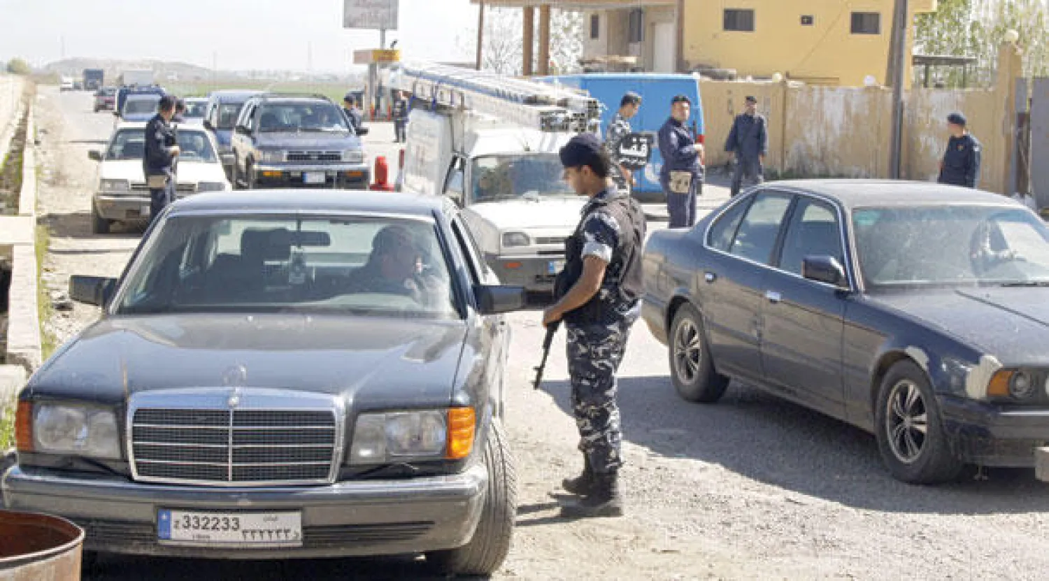 قوات أمن لبنانية تتفحص سيارات عند أحد الحواجز في سهل البقاع في إطار الحملة الأمنية أمس (أ.ف.ب)