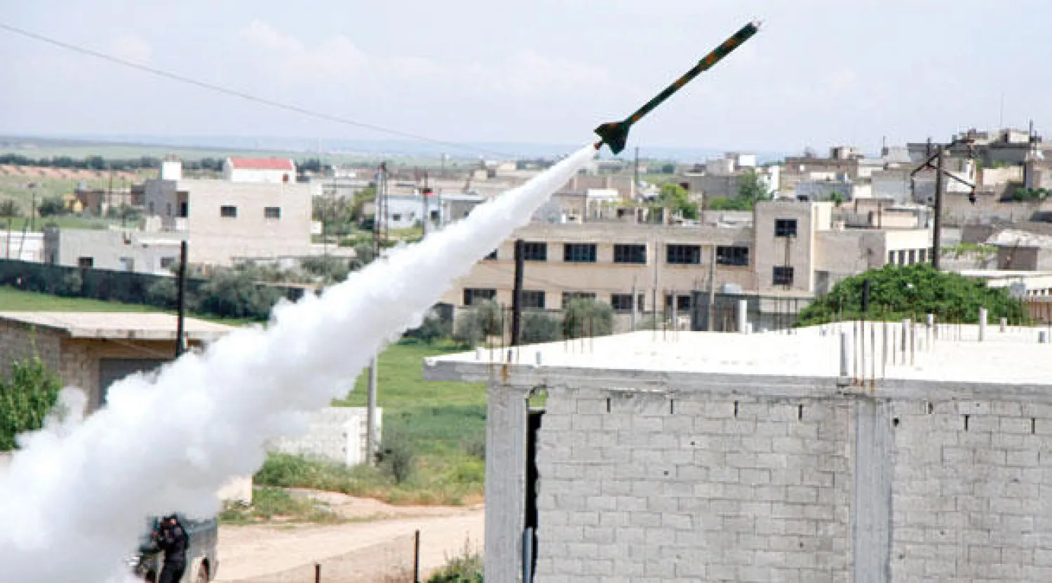 صاروخ محلي الصنع أطلقته عناصر لواء التوحيد التابعة للجيش السوري الحر تجاه قوات النظام في محافظة حماه أول من أمس (رويترز)