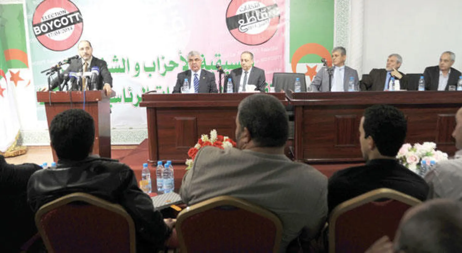 رئيس حركة مجتمع السلم يتحدث أمس خلال مؤتمر صحفي نظمته الأحزاب السياسية الداعية إلى مقاطعة الانتخابات في الجزائر (أ.ف.ب)