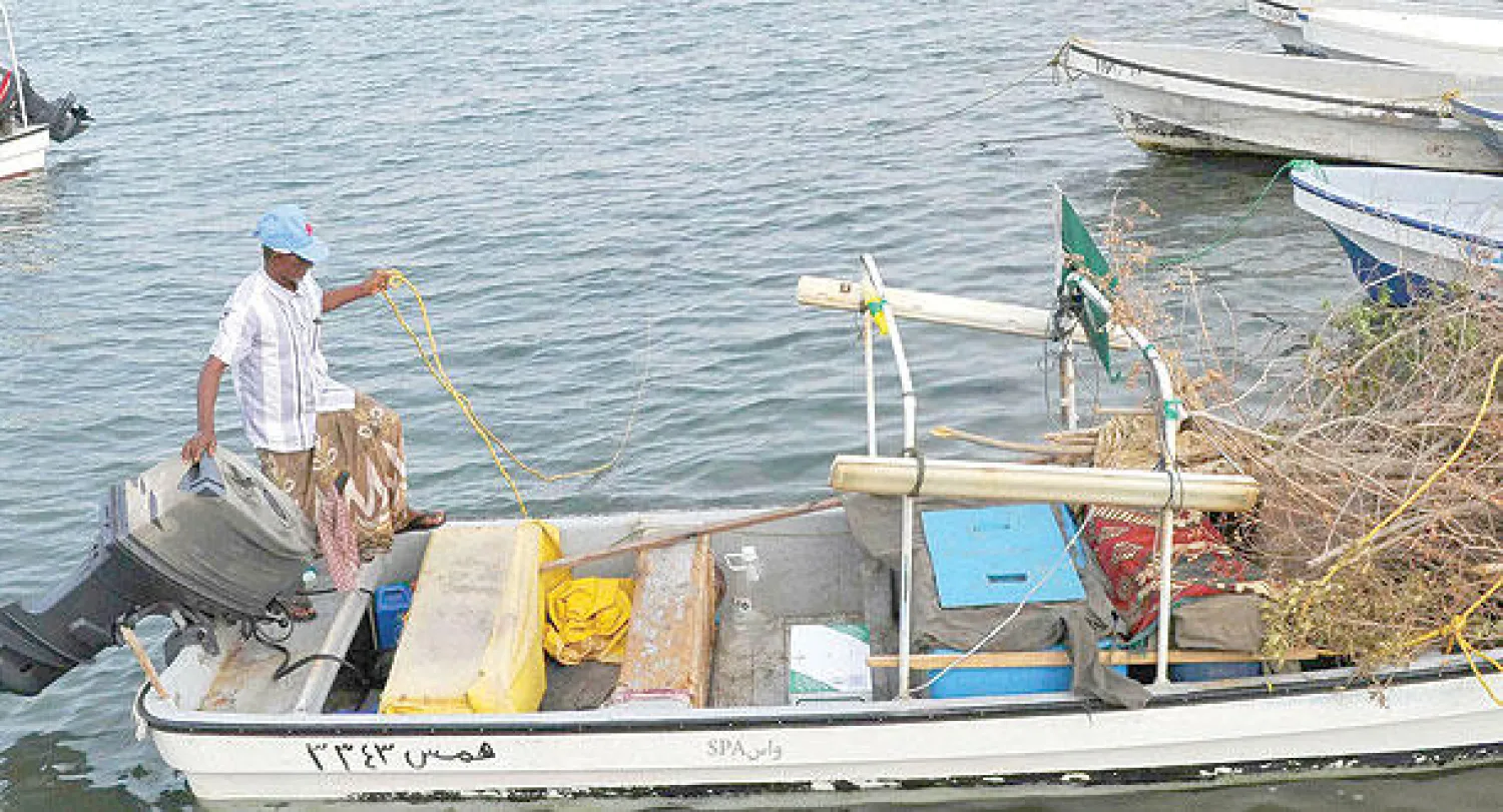 صياد يتجهز للإبحار وبدء يومه في جزيرة قماح (واس)