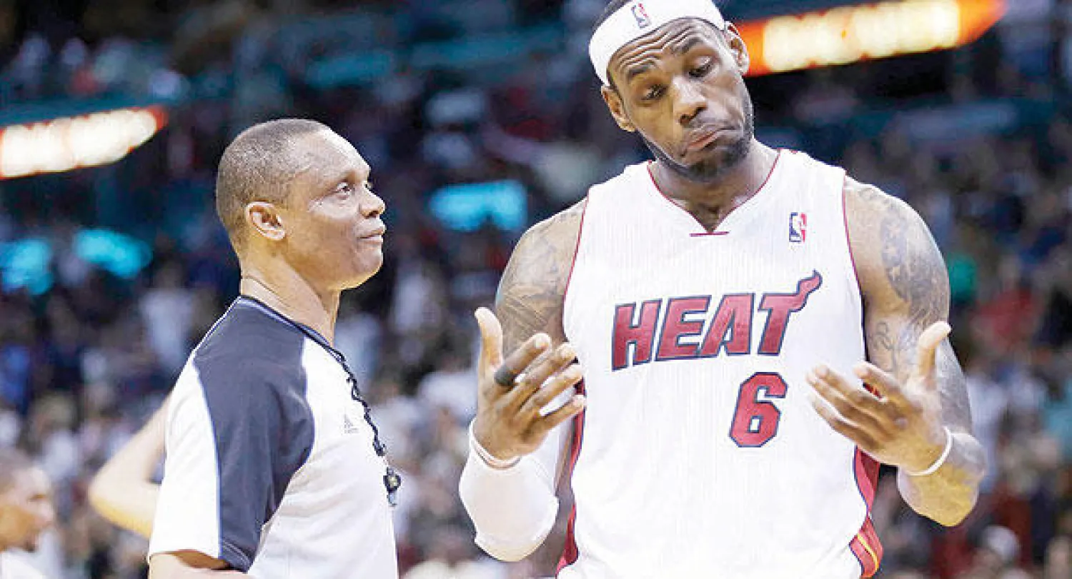 ليبرون جيمس من ميامي هيت يعترض  على أحد قرارات الحكم (أ.ف.ب)