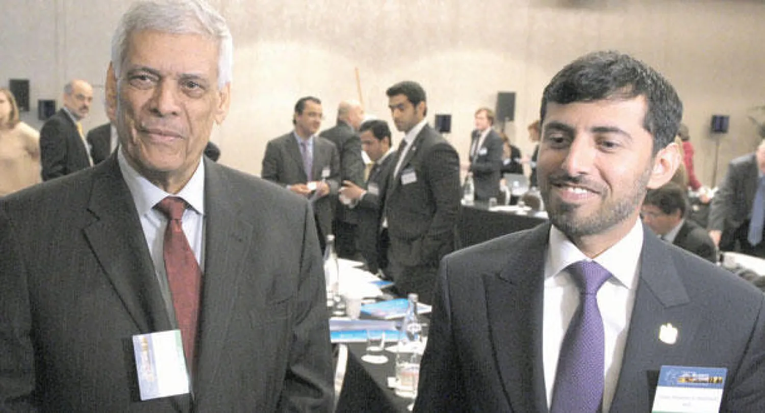 وزير النفط الإماراتي سهيل المزروعي (يمين) والأمين العام لمنظمة أوبك عبد الله البدري في مؤتمر النفط في باريس ( أ. ف. ب)