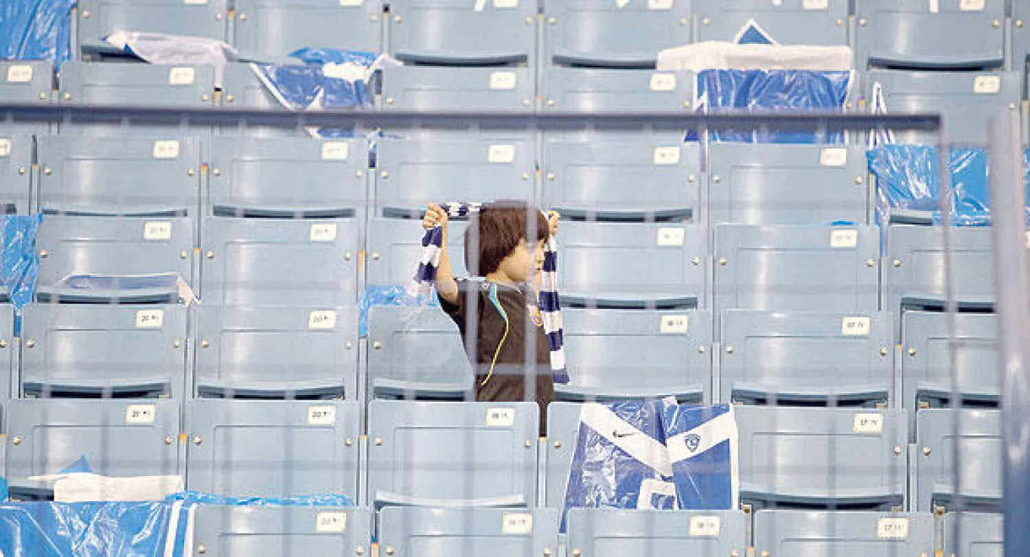 طفل هلالي بقي وحيدا في المدرجات بعد نهاية المباراة التي خسرها الفريق أمام الشباب في كأس الملك (تصوير: حميد الحربي)