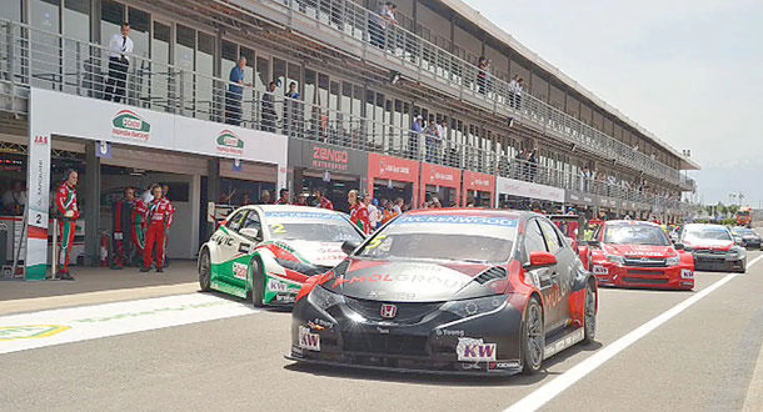 منافسة حادة تحت شمس مراكش الحارة ضمن أولى جولات بطولة العالم للسيارات السياحية (تصوير: عبد الرحمان المختاري)