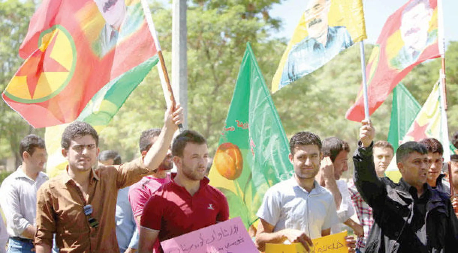 أكراد يتظاهرون في أربيل أمس ضد بناء خندق بين إقليم كردستان وسوريا (أ.ف.ب)