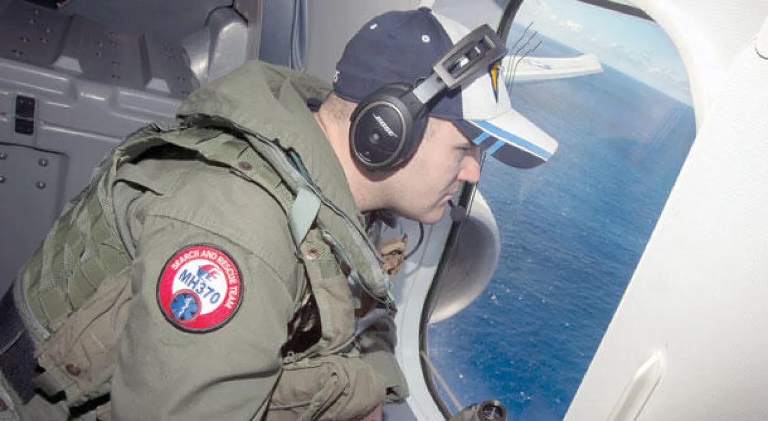 عنصر من القوات الجوية الأميركية أثناء عملية البحث عن الطائرة الماليزية جنوب المحيط الهندي (أ.ب)