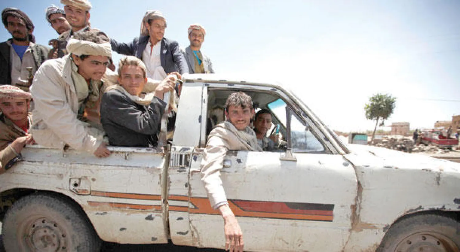 بعض من رجال القبائل يتجولون في عمران أمس (رويترز)