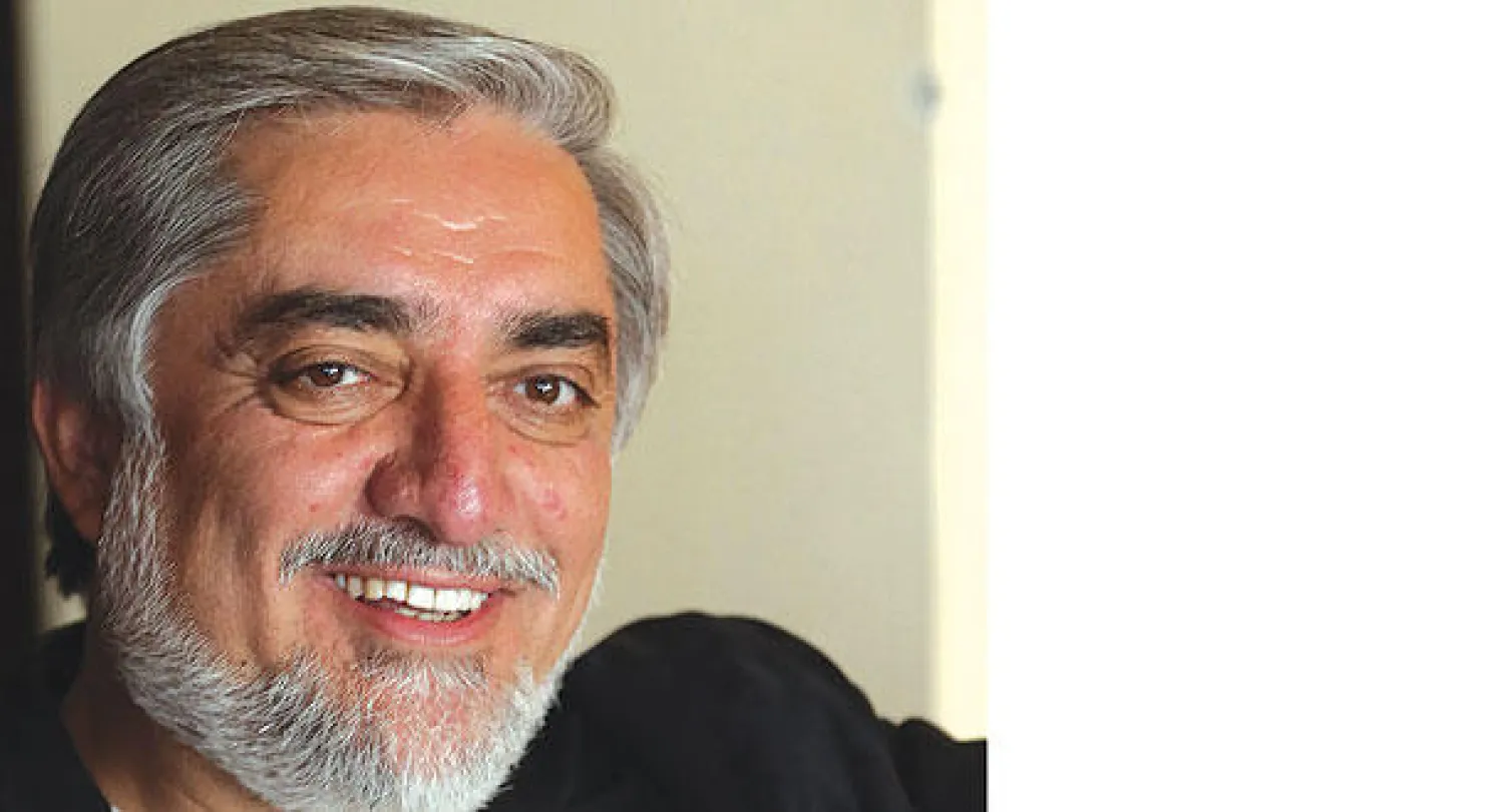 عبد الله خلال مقابلة مع وكالة «أسوشييتد برس» بمقر إقامته في كابل أمس (أ.ب)