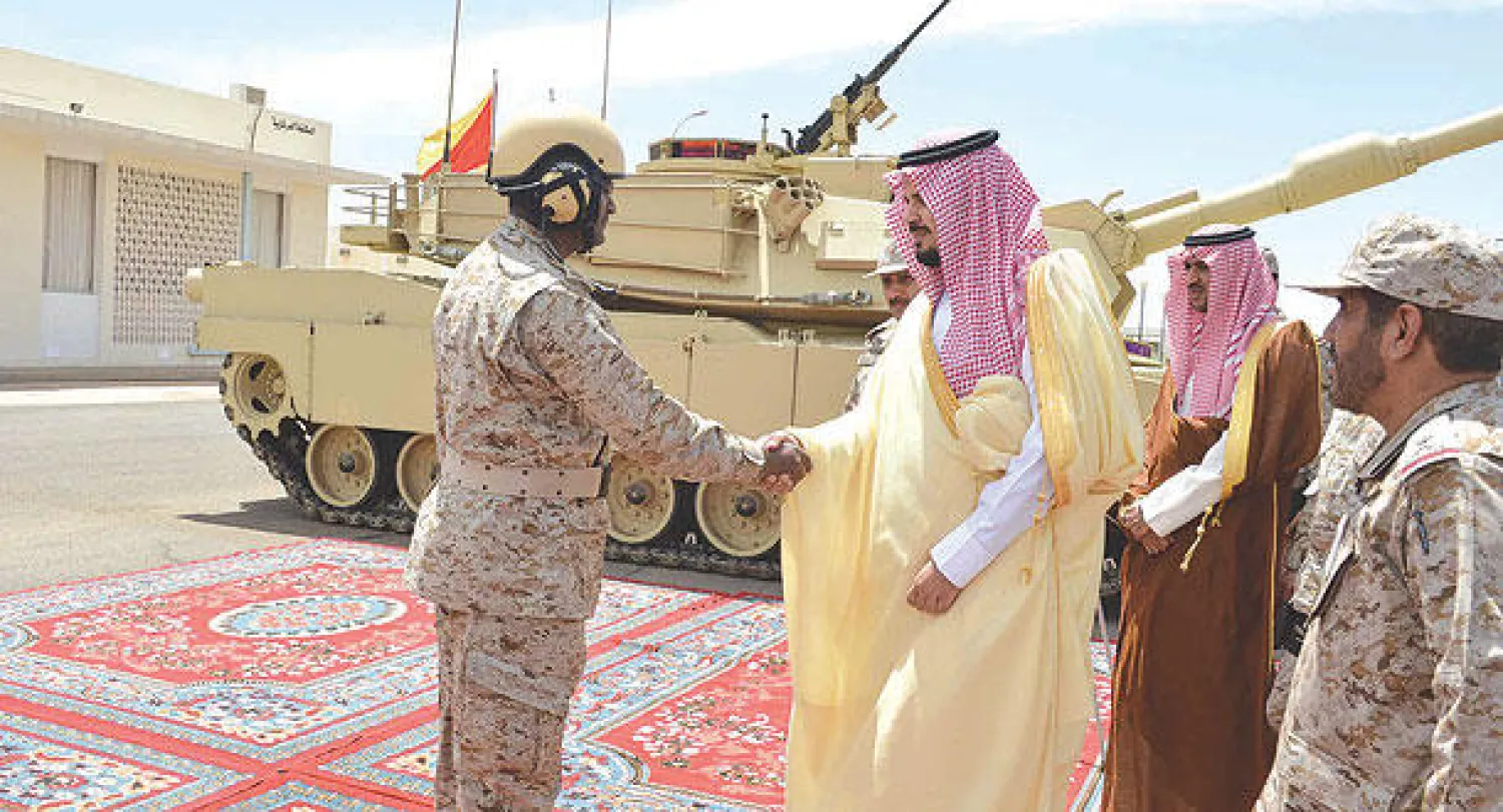 نائب وزير الدفاع السعودي لدى زيارته معهد سلاح المدرعات  في تبوك أمس  (واس)