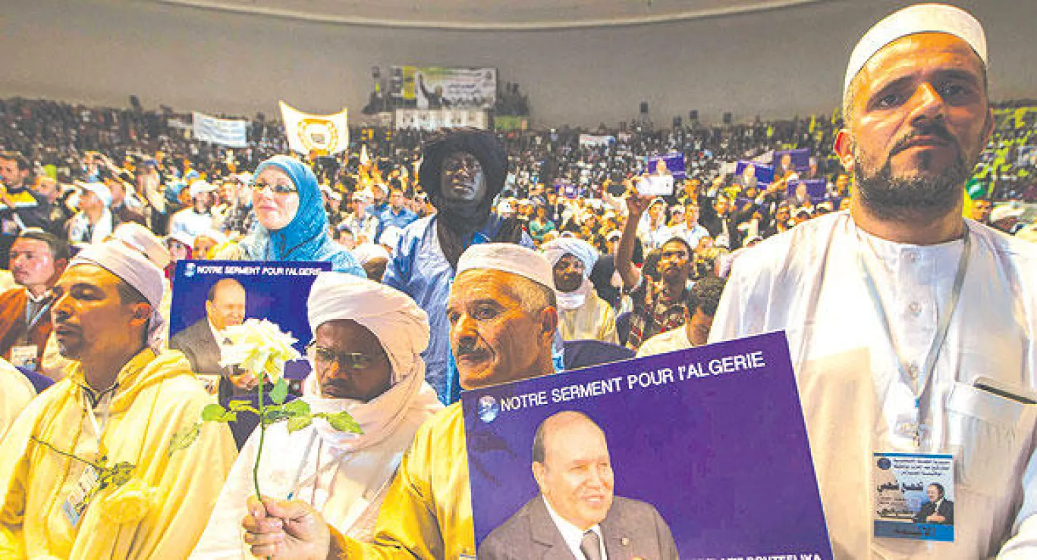 مؤيدون للرئيس الجزائري خلال اللقاء الانتخابي الأخير في الجزائر مساء أمس (رويترز)