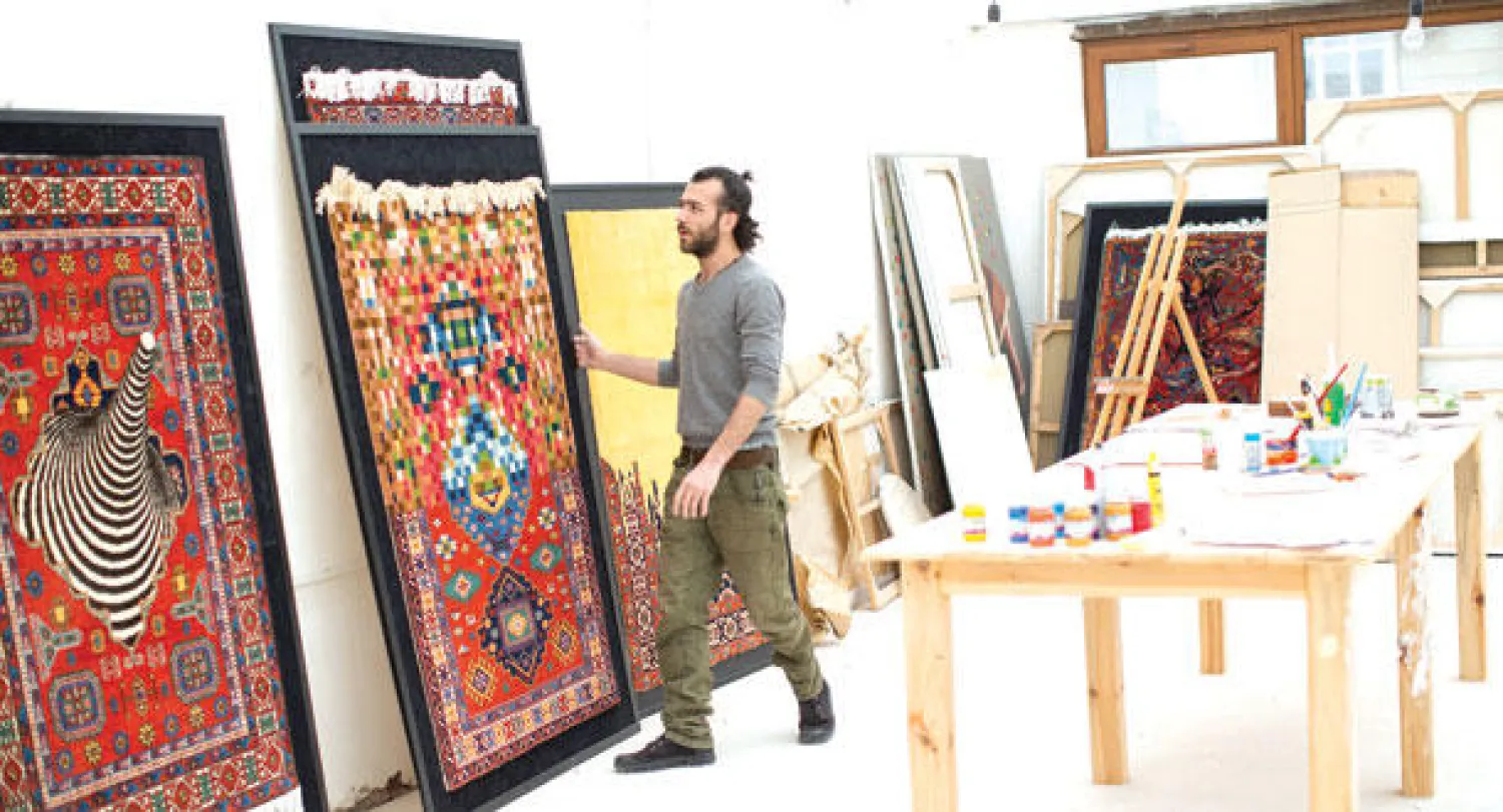 الفنان فايق أحمد في الأستديو (الصور من كوادرو غاليري)