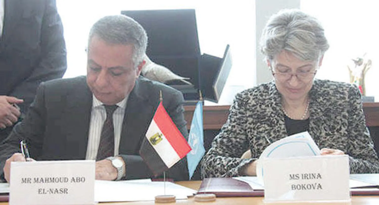 إيرينا بوكوفا المديرة العامة لليونيسكو ومحمود أبو النصر وزير التربية والتعليم في مصر خلال توقيع الاتفاقية الأسبوع الماضي في باريس (اليونيسكو)