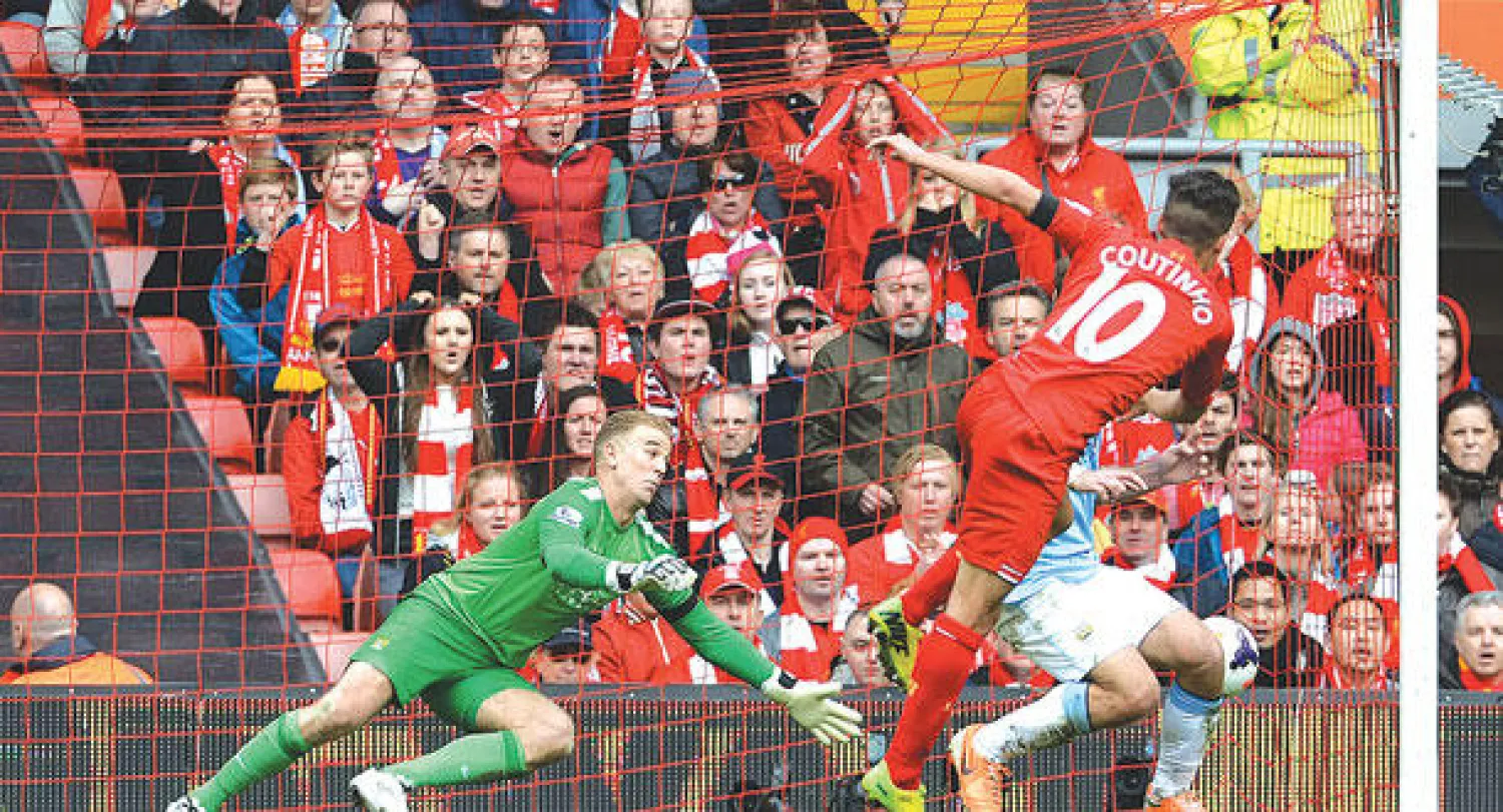 كوتينهو نجم ليفربول (رقم 10) يسدد في شباك مانشستر سيتي ليحسم الفوز لفريقه  (إ.ب.أ)