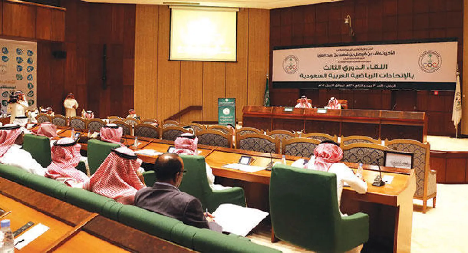 الأمير نواف بن فيصل خلال لقائه رؤساء الاتحادات الرياضية السعودية