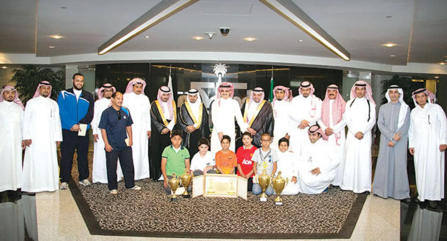 الأمير الوليد بن طلال خلال استقباله نادي الوصيل