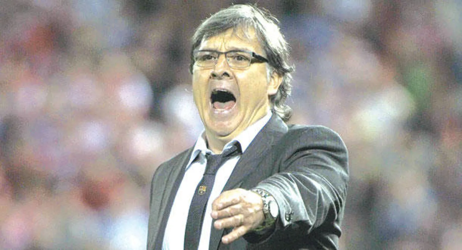 مارتينو مدرب برشلونة بات على حافة الإقالة (إ.ب.أ)