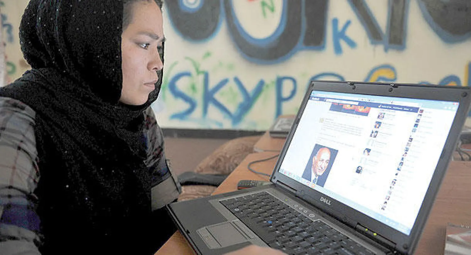 أفغانية من هراة تتابع نتائج الانتخابات الرئاسية على الإنترنت أمس (أ.ف.ب)