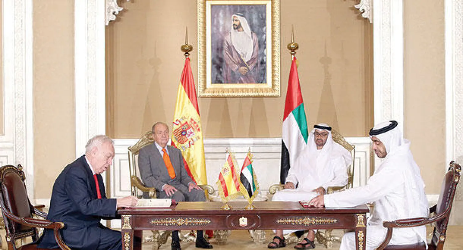 وزير الخارجية الإسباني خوسيه غارسيا مارغالو يوقع وثيقة تفاهم مع الشيخ عبد الله بن زايد وزير الخارجية الإماراتي  أمس (إ.ب.أ)