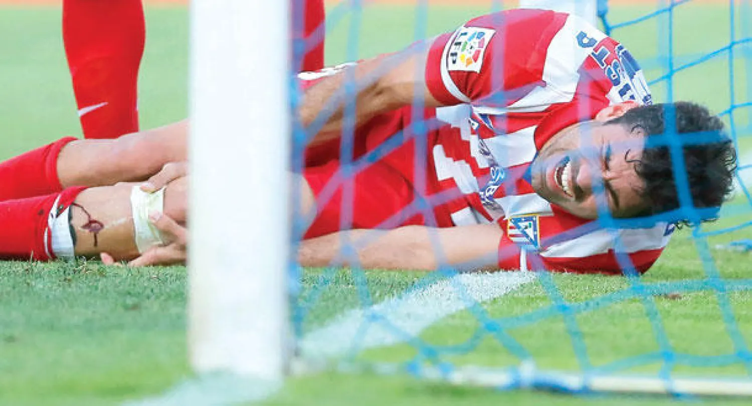 الدماء تسيل من ساق كوستا بعد اصطدامه بالقائم (أ.ب)