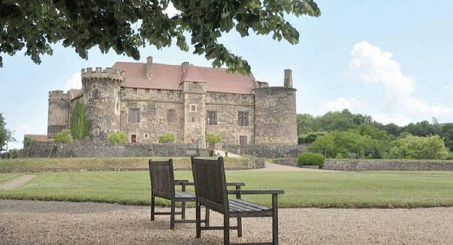 رجل أعمال فرنسي يبتاع قلعة من القرون الوسطى هدية لزوجته