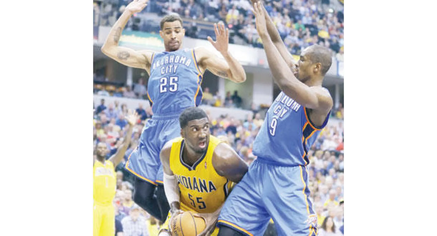 جانب من مباراة أنديانا بيسرز وأوكلاهوما سيتي ثاندر فجر أمس