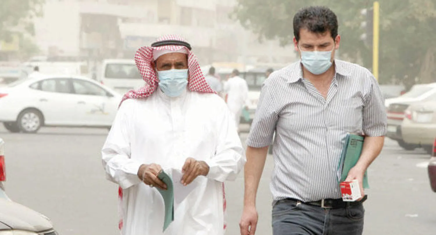 ارتفعت نسبة استخدام أهالي جدة للكمامات الواقية خمسة أضعاف بحسب لجنة الصيادلة في الغرفة التجارية («الشرق الأوسط»)