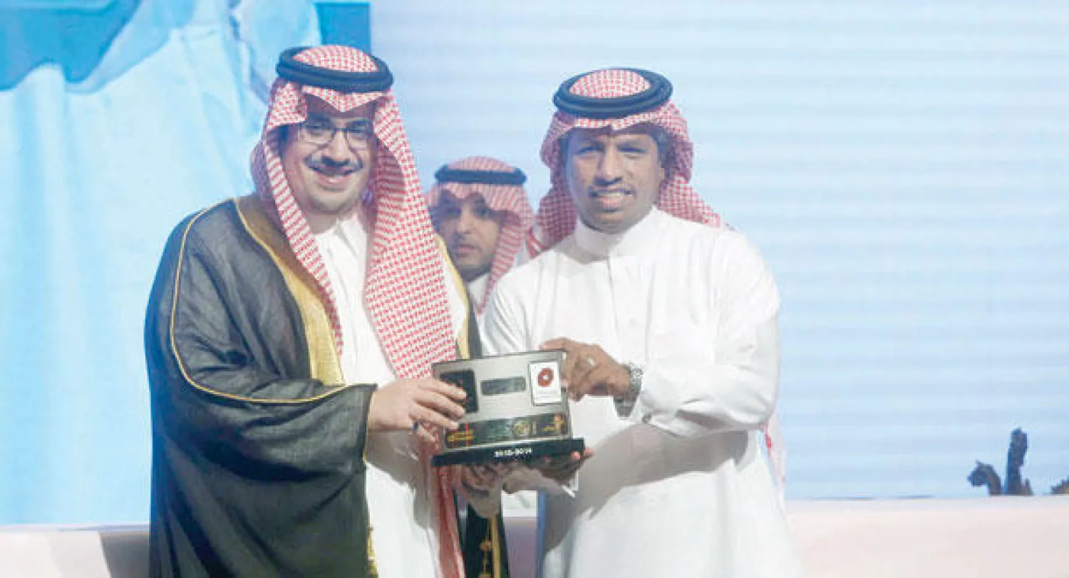 الأمير نواف بن فيصل كرم أول من أمس صحيفة «الشرق الأوسط» لمشاركتها في تغطية دوري ركاء للمحترفين الموسم الكروي المنتهي