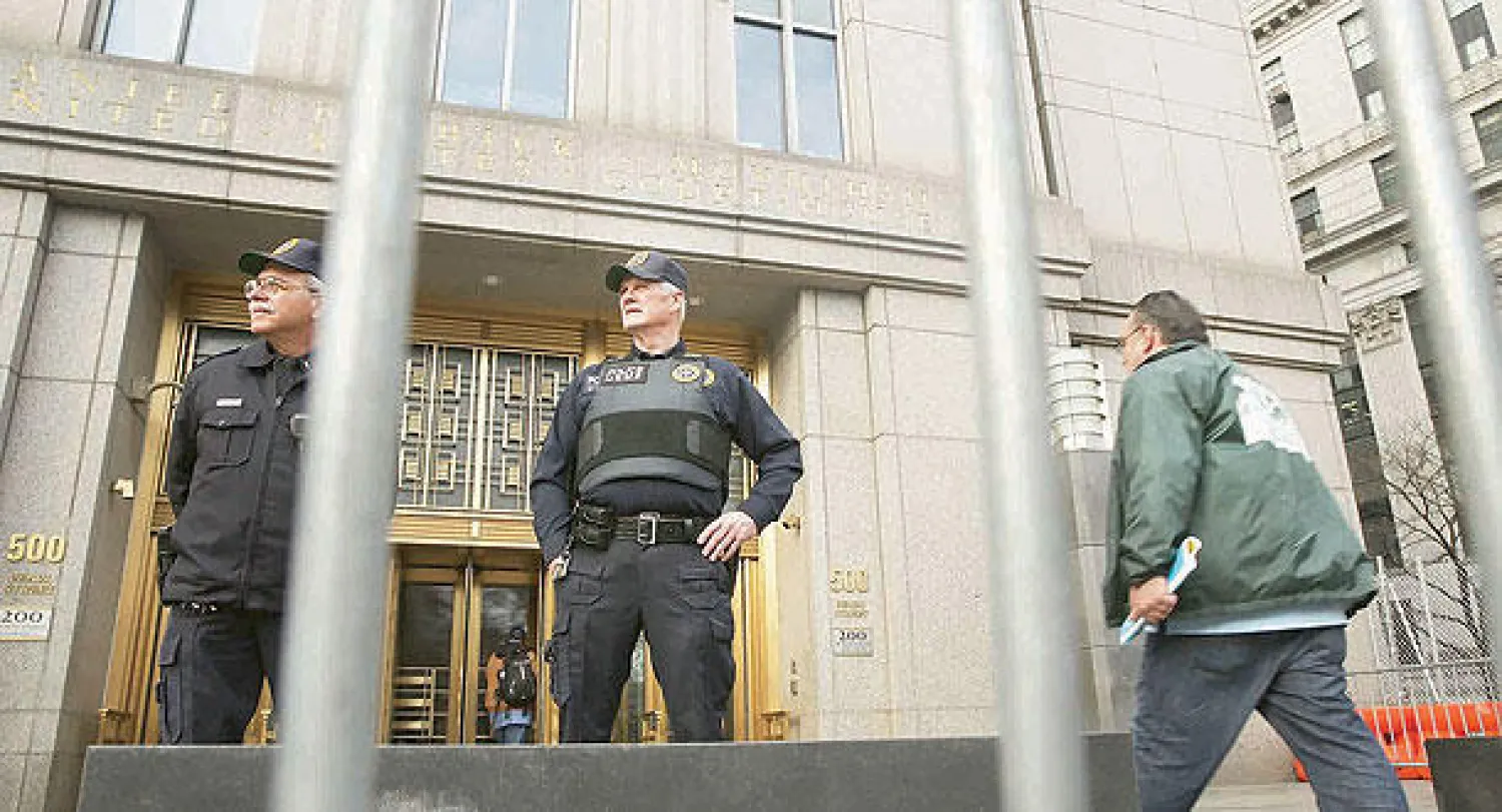 جنود شرطة ومسؤولو أمن أمام محكمة مانهاتن الفيدرالية  التي يمثل أمامها أبو حمزة المصري اليوم (أ.ف.ب)