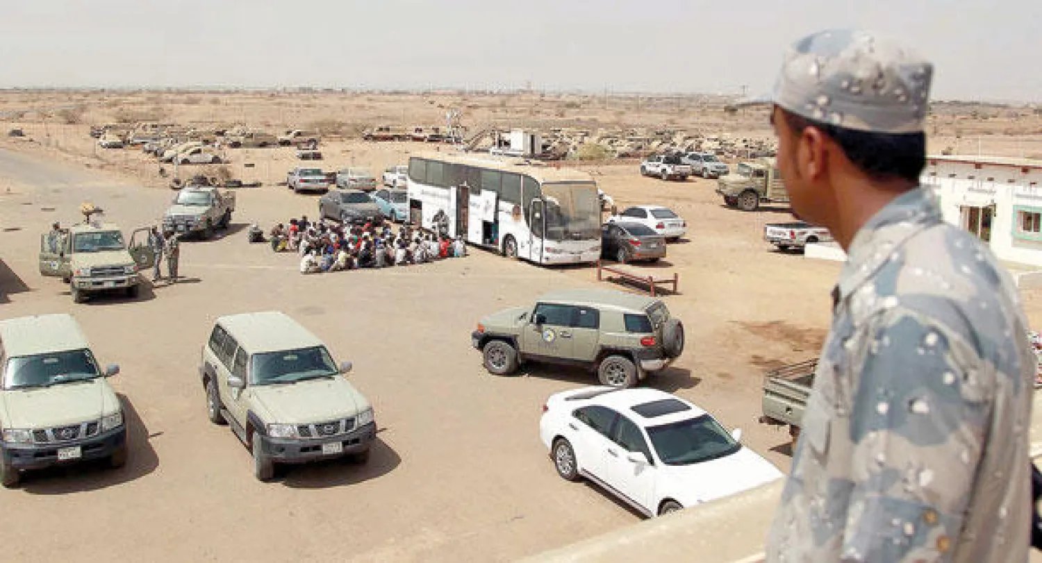 جندي من حرس الحدود يقف من علو في قطاع الطوال بجازان بعد القبض على مجموعة من المتسللين في مارس 2013 (تصوير: خالد الخميس)