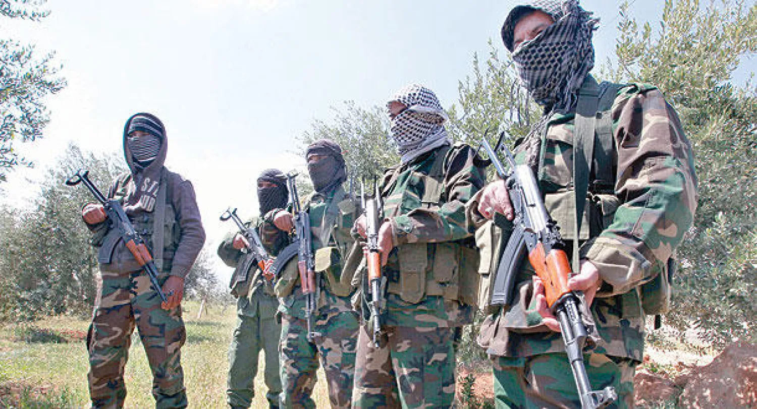 مقاتلون من حزب الله خلال مهمة ببلدة القصر اللبنانية الحدودية مع سوريا (أ.ب)