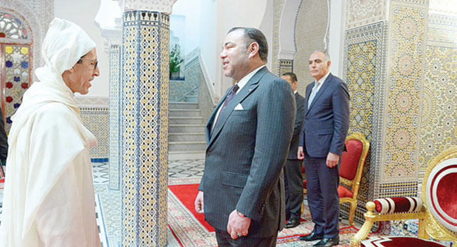 الملك محمد السادس لدى استقباله عمر هلال مندوب المغرب الدائم الجديد لدى الأمم المتحدة بنيويورك في القصر الملكي بتطوان أمس (ماب)