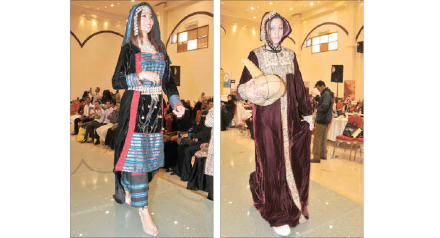 تصميمان من الأزياء الشعبية عرضا في المعرض