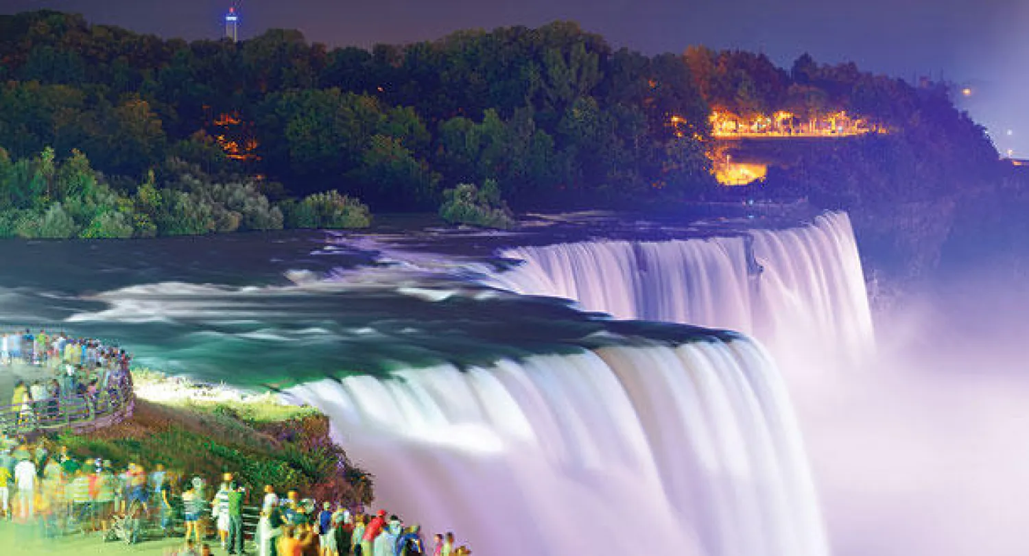 شلالات نياغارا من أكثر المعالم السياحية شهرة في كندا