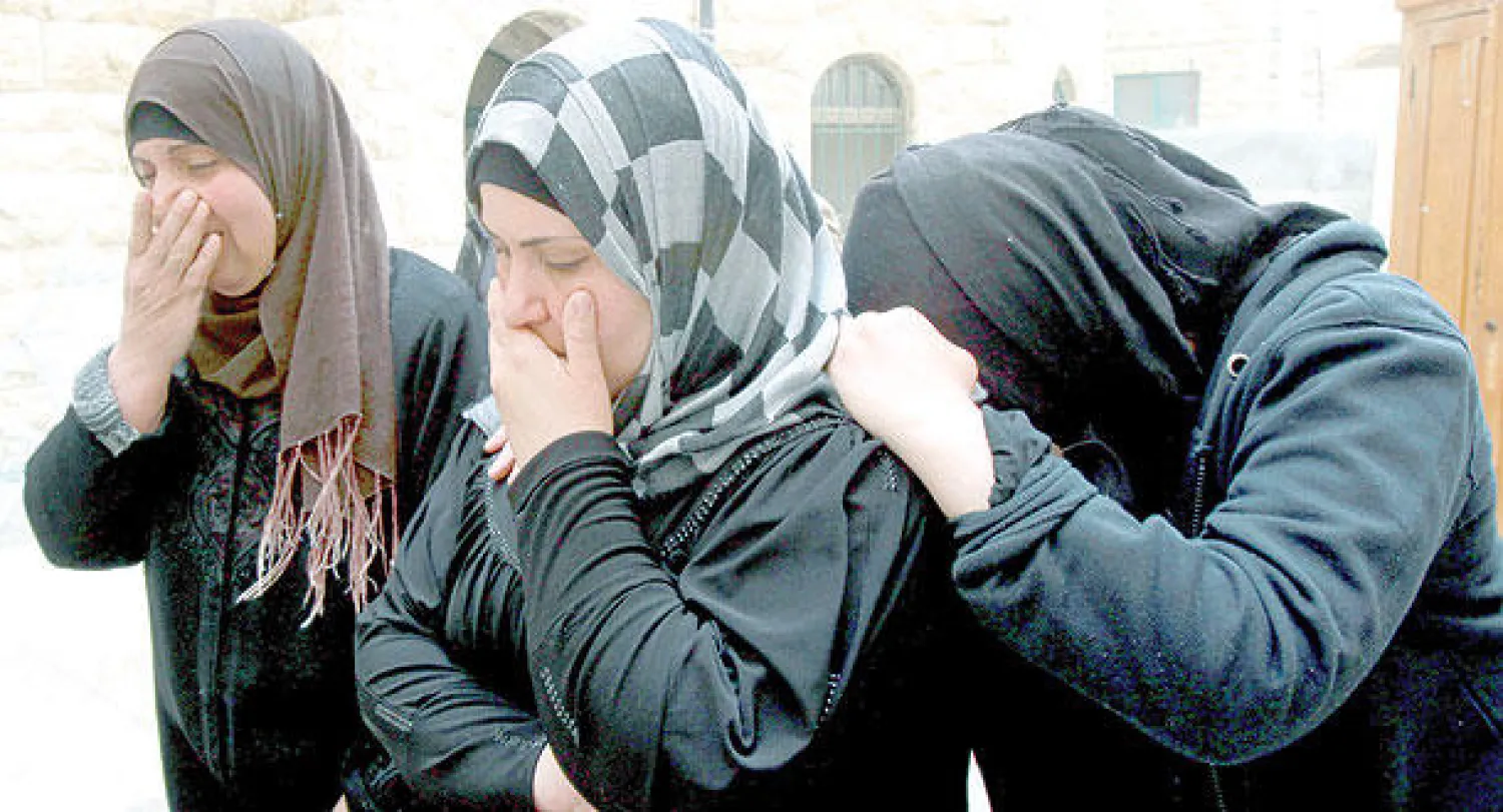 فلسطينيات ينتحبن خلال تشييع قريبة لهن، أمس، كانت توفيت جراء استنشاقها غازا مسيلا للدموع أطلقه الجيش الإسرائيلي  خلال مواجهات في مخيم عايدة للاجئين الفلسطينيين قرب بيت لحم جنوب الضفة (أ.ف.ب)