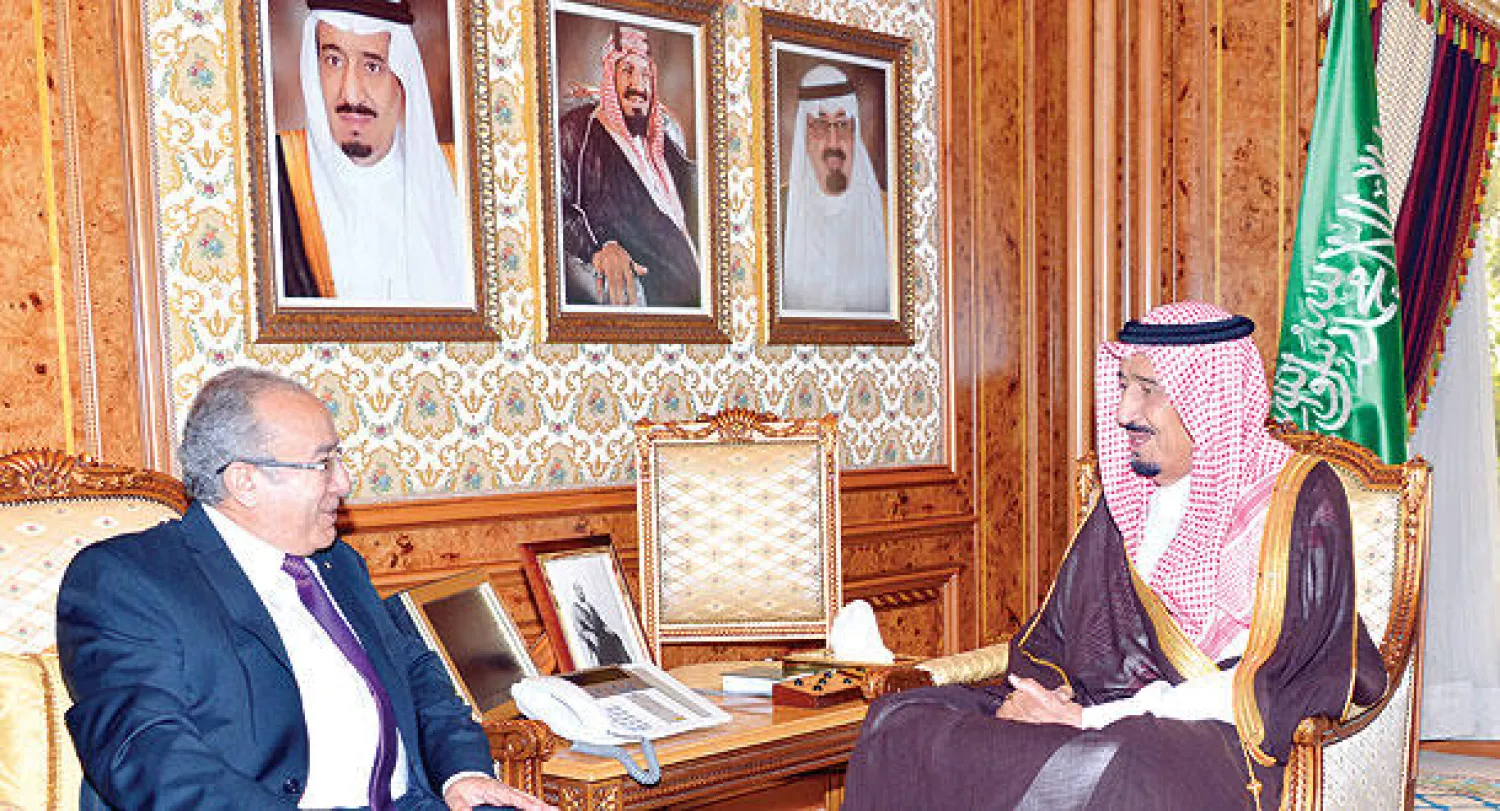 الأمير سلمان خلال لقائه وزير الشؤون الخارجية الجزائري الذي سلمه رسالة خطية  لخادم الحرمين من الرئيس عبد العزيز بوتفليقة (واس)