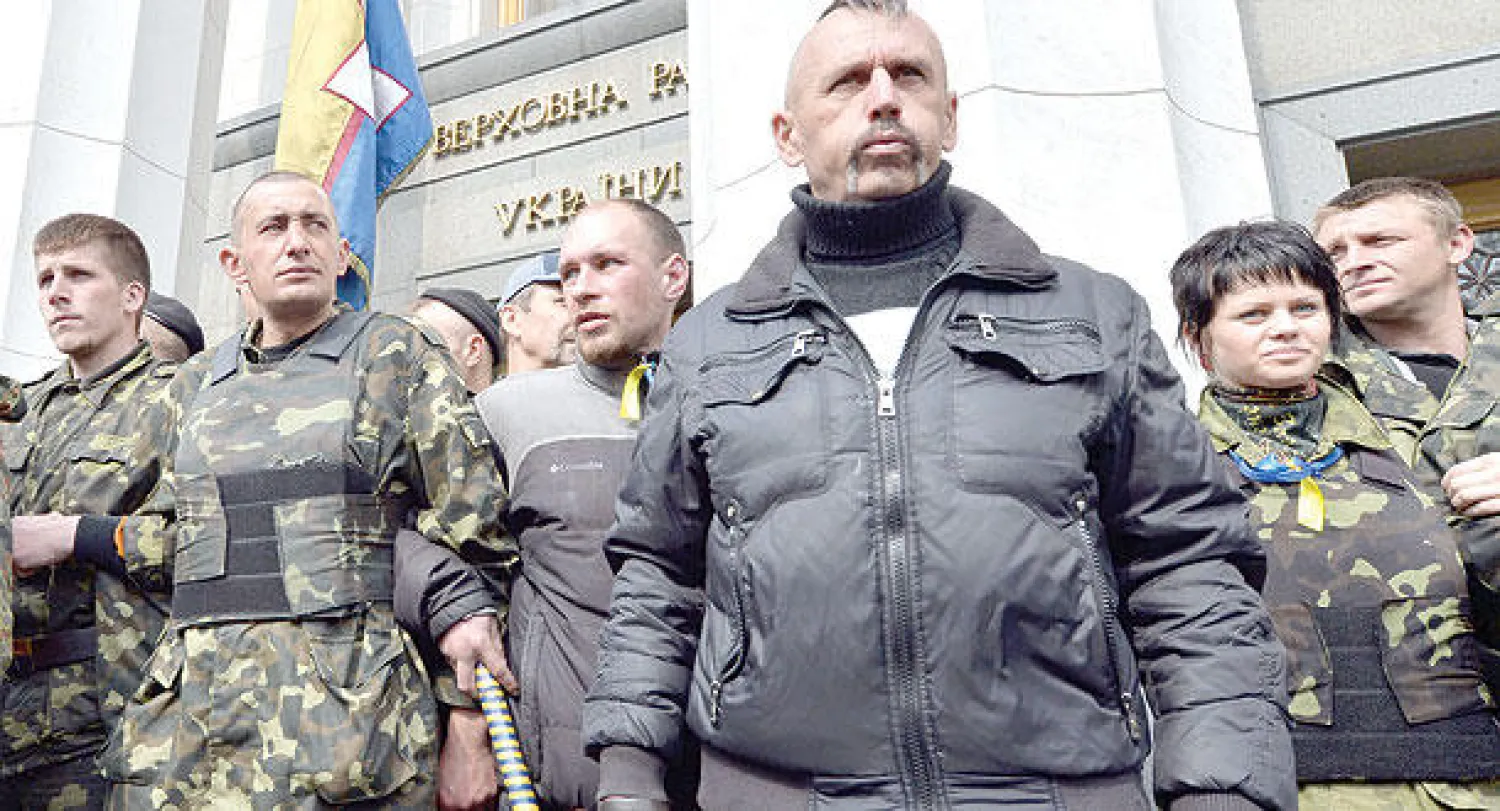 نشطاء وحراس لحماية مقر البرلمان وسط العاصمة كييف فيما تشن سلطات كييف  عملية عسكرية ضد مسلحين موالين للكرملين في شرق البلاد المنشق (أ.ف.ب)