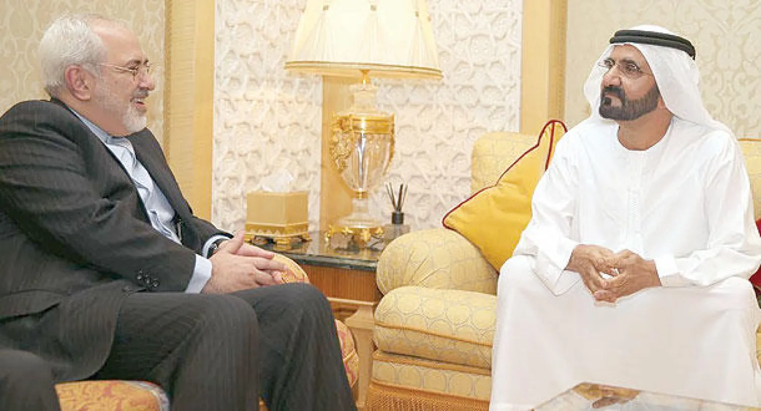 الشيخ محمد بن راشد خلال لقائه وزير الخارجية الإيراني محمد جواد ظريف (وام)