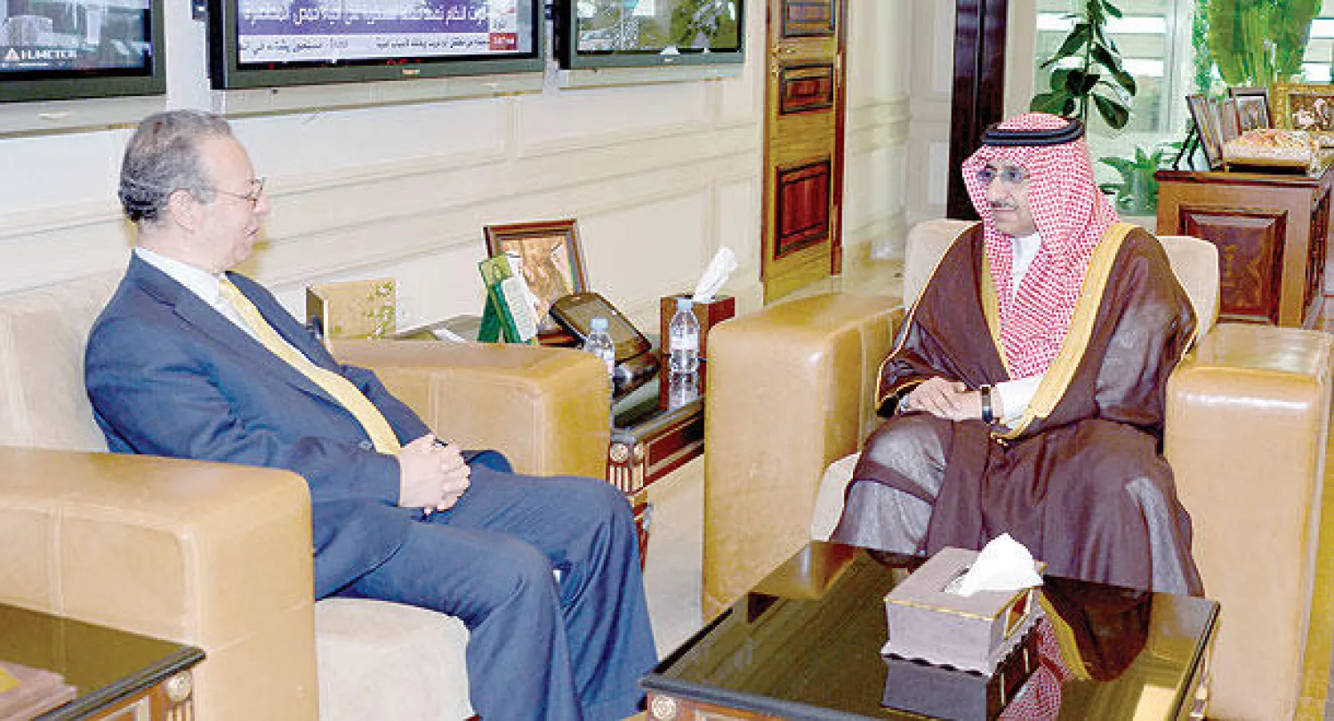 الأمير محمد بن نايف لدى لقائه في الرياض أمس جمال بن عمر  المبعوث الخاص للأمين العام للأمم المتحدة لشؤون اليمن (واس)