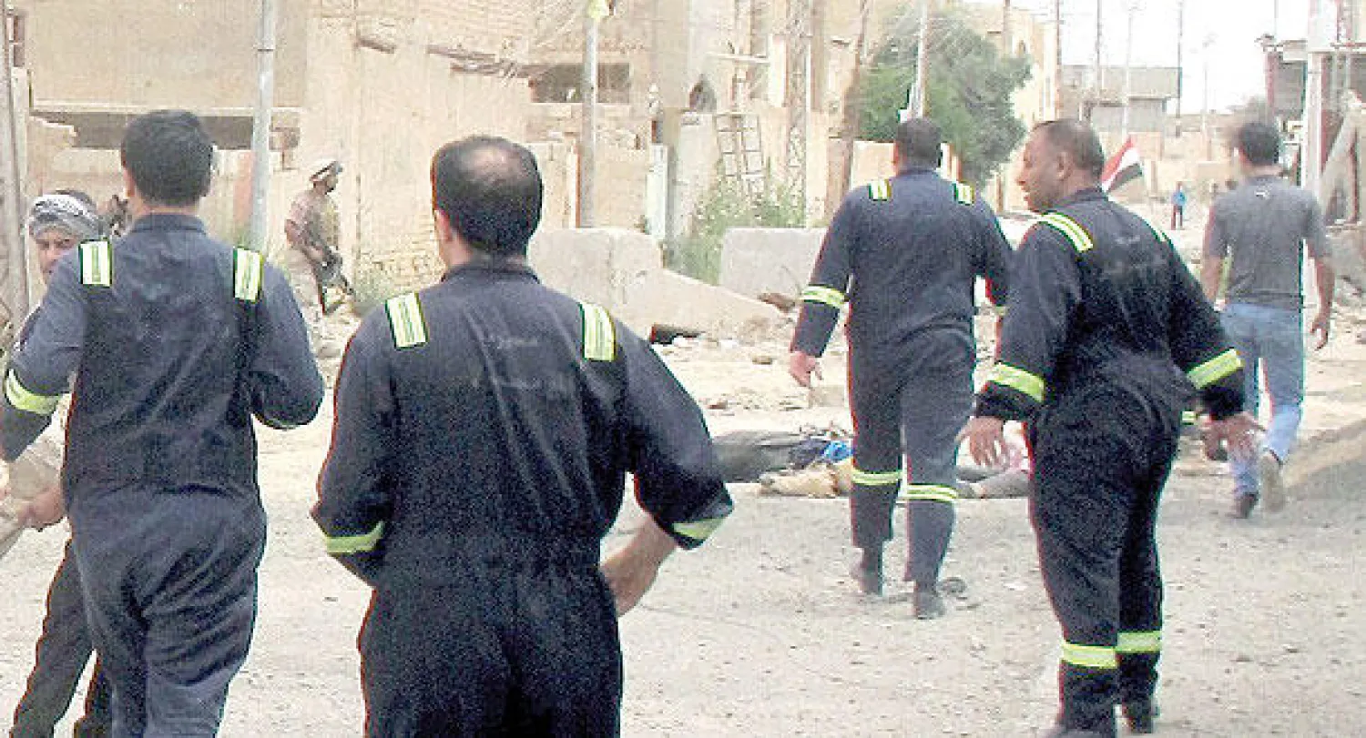 رجال الدفاع المدني والجيش في احد شوارع مدينة الانبار بعد سقوط عدد من قذائف الهاون أمس (أ.ف.ب)