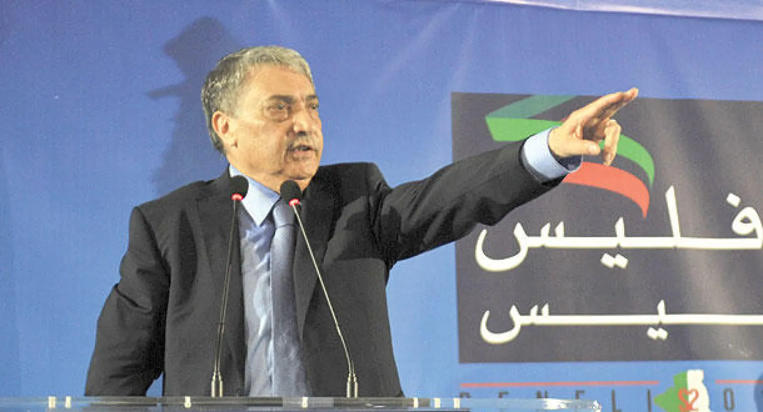 المرشح في انتخابات الرئاسة الجزائرية علي بن فليس يتحدث في مؤتمر صحافي بالجزائر العاصمة أمس (أ.ب)