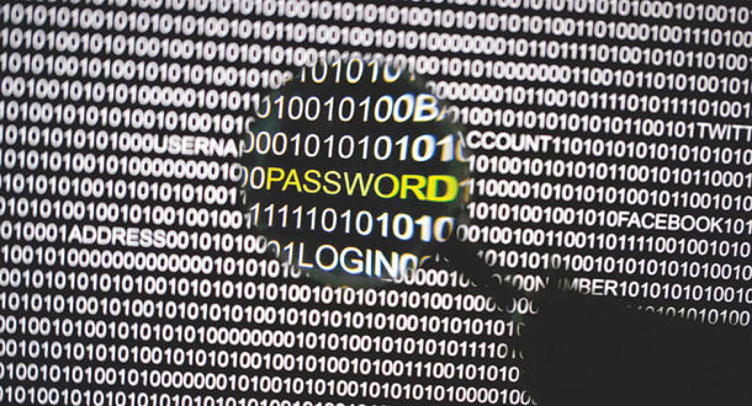 ينصح خبراء الأمن الرقمي الأفراد بضرورة اتخاذ اليقظة والحذر من الرسائل الاحتيالية التي تطالب بتغيير كلمة المرور (رويترز)