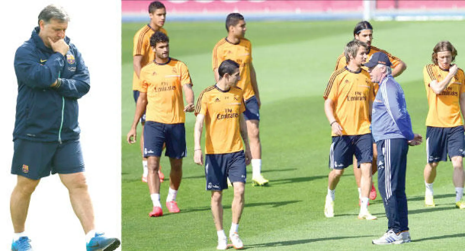 أنشيلوتي يوجه لاعبيه وعينه على لقبه الأول مع ريال مدريد (أ.ف.ب)  -  مارتينو مدرب برشلونة ومصير مجهول مع الفريق الكتالوني (رويترز)