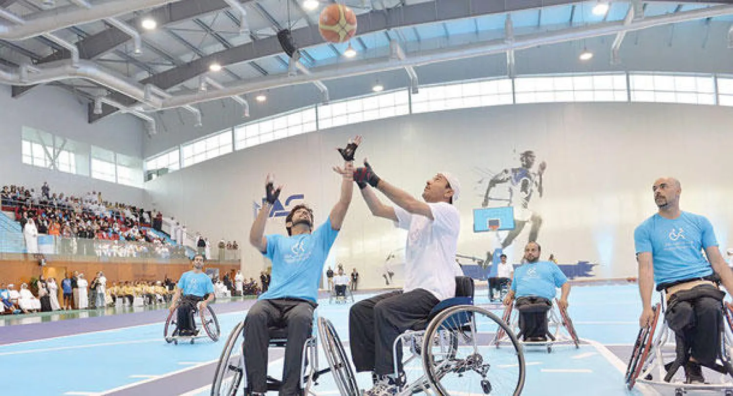 ولي عهد دبي (يسار) خلال مشاركته في المباراة الودية لكرة السلة