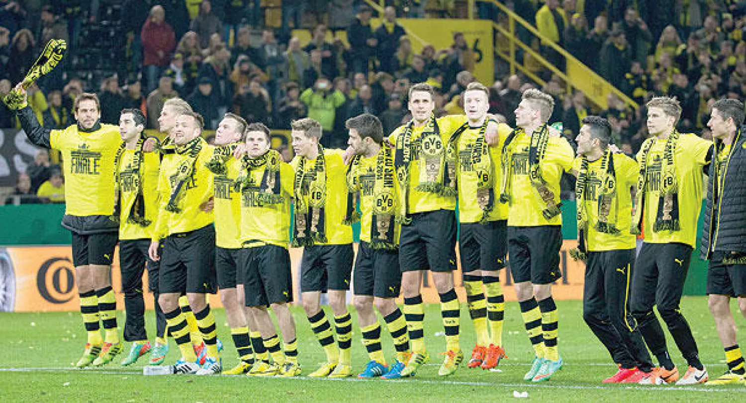 لاعبو دورتموند يحتفلون بتأهلهم لنهائي كأس ألمانيا (إ.ب.أ)