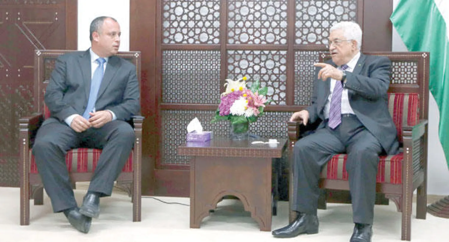 الرئيس الفلسطيني محمود عباس لدى لقائه النائب العمالي الإسرائيلي حيليك بار في رام الله أمس (رويترز)