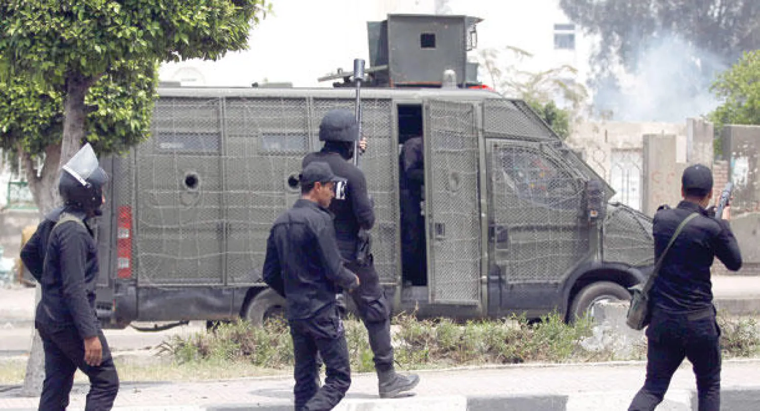 عناصر مكافحة الشغب تطلق قذائف الغاز المسيل للدموع تجاه طلاب متظاهرين في محيط جامعة الأزهر أمس (رويترز)