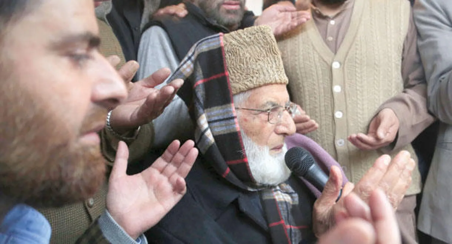 الزعيم الانفصالي الهندي سيد علي شاه غيلاني يخاطب مؤيديه في سرينغار الهندية أمس ويدعوهم لمقاطعة الانتخابات (أ.ب)