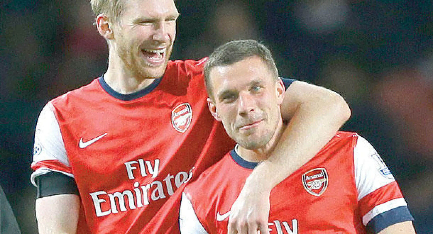 بودولسكي (يمين) يحتفل بثنائيته مع زميله ميرتساكر (أ.ب)