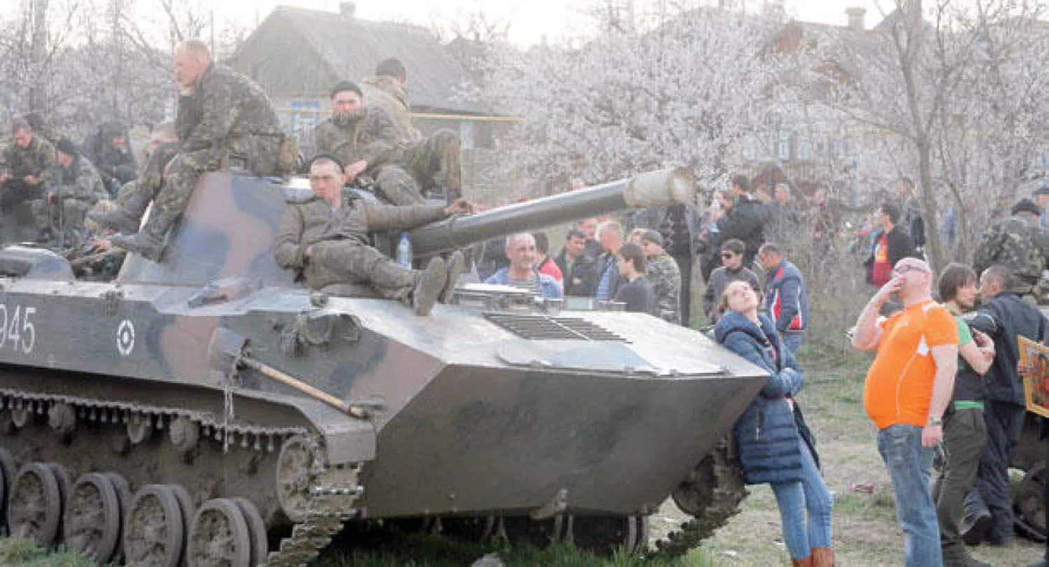 جنود أوكرانيون يجلسون فوق دبابة في بلدة كراماتورسك حيث واجههم سكان البلدة ومنعوا تقدمهم (أ.ب)