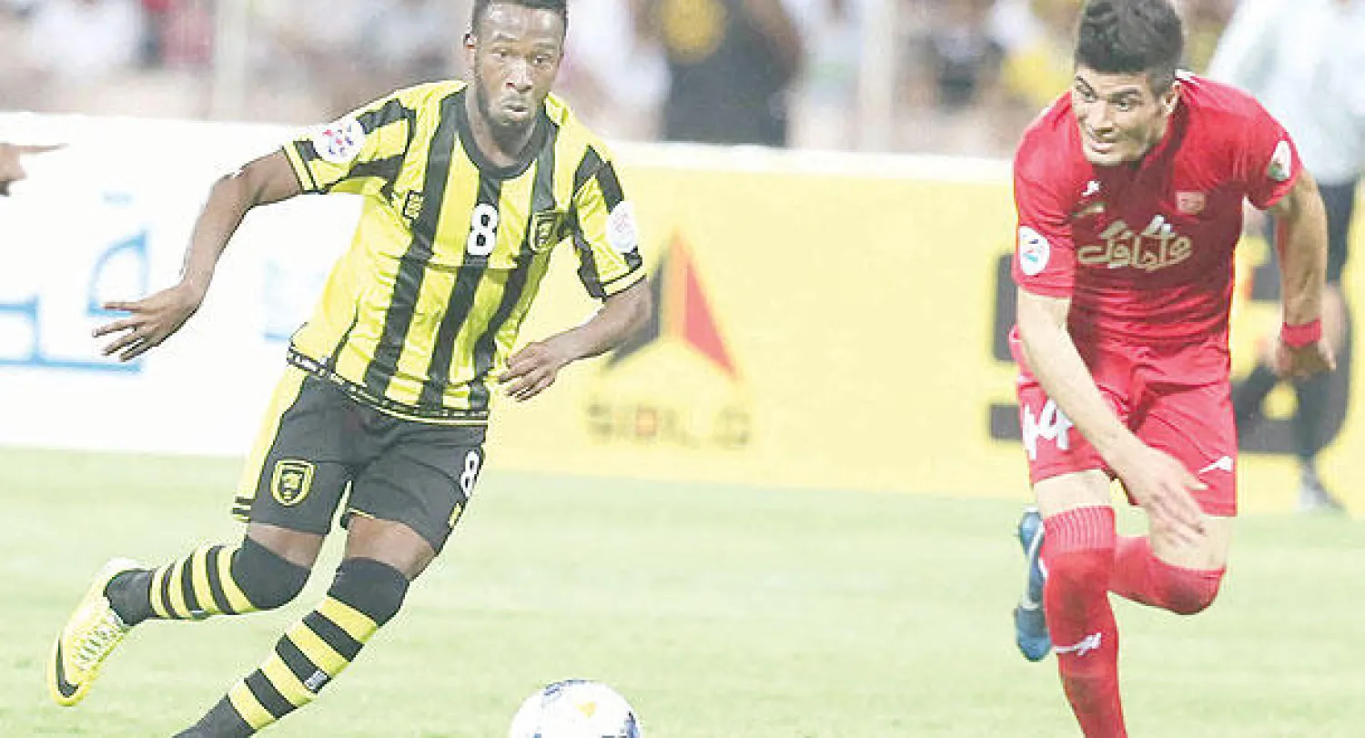 فهد المولد يجري بالكرة في مباراة الاتحاد وتبريز الإيراني أول من أمس (تصوير: عدنان مهدلي)